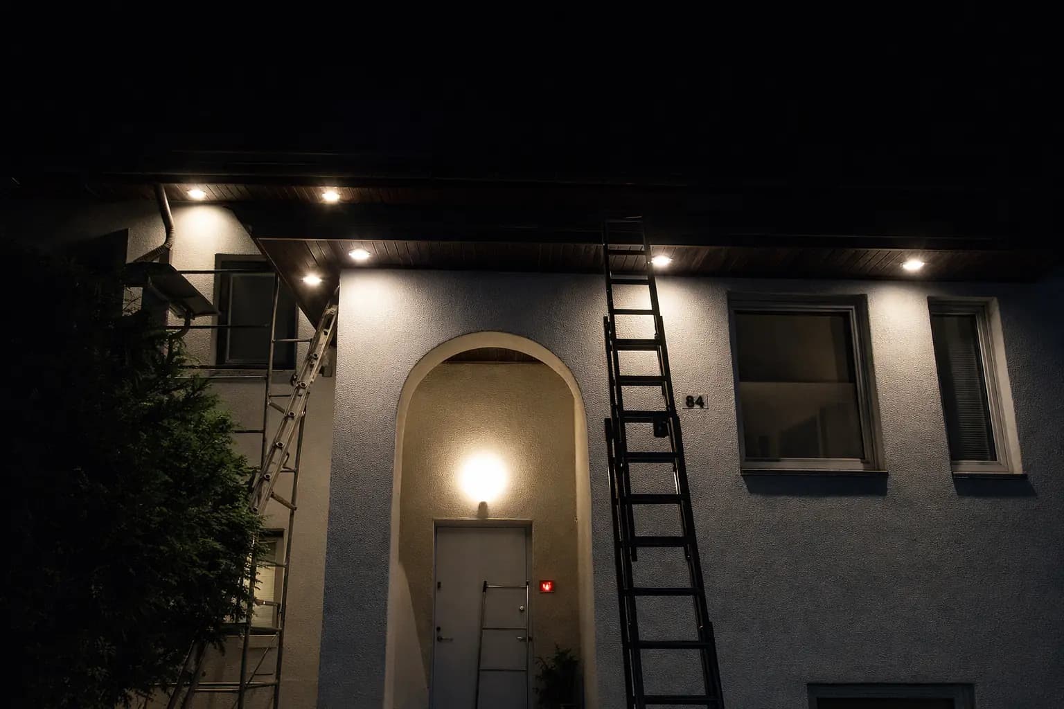 Фасадная подсветка частного дома в Надажине