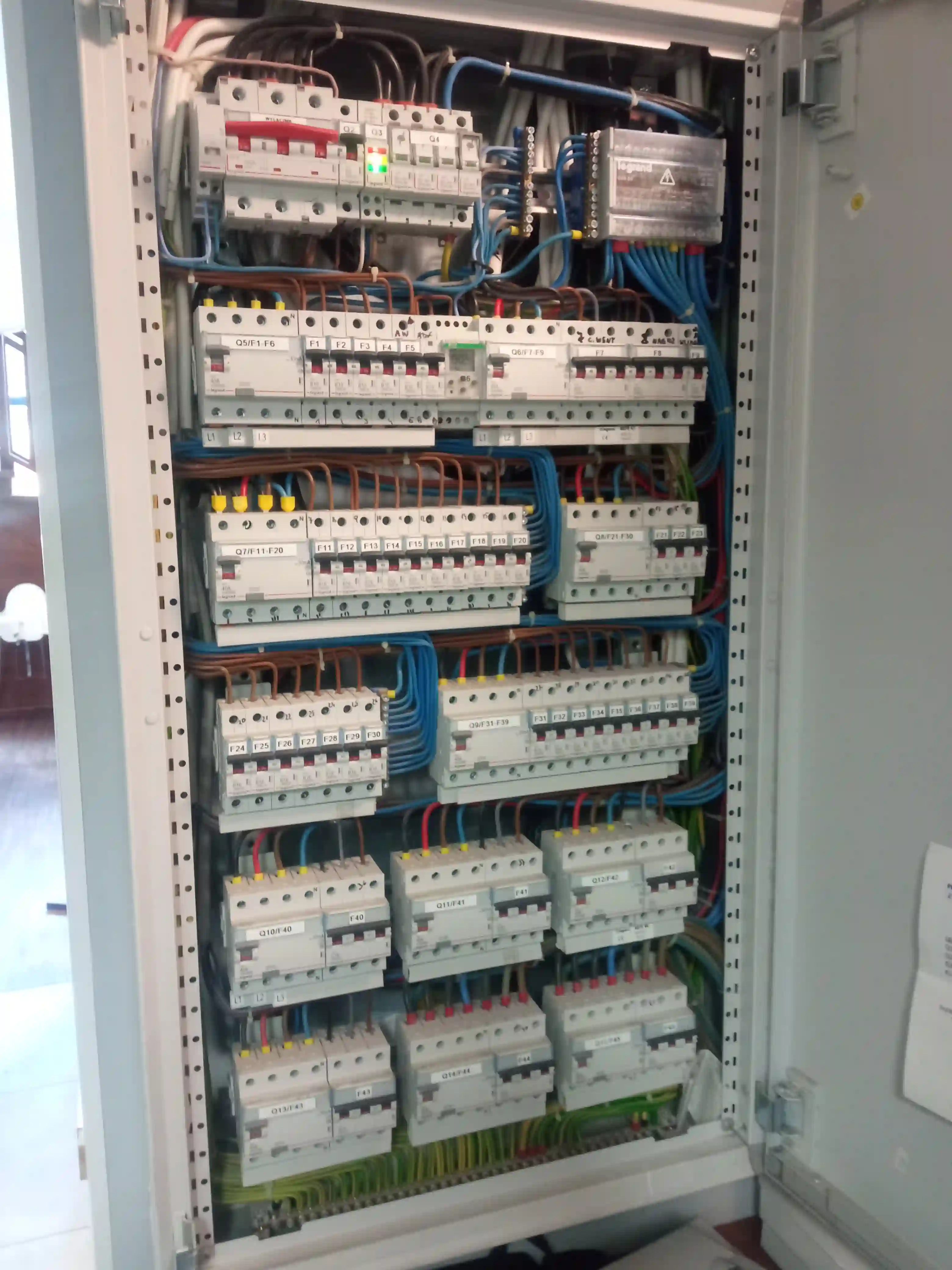 Ресторан в Варшаве, район Урсынув, с собранной и запущенной электрической щитовой