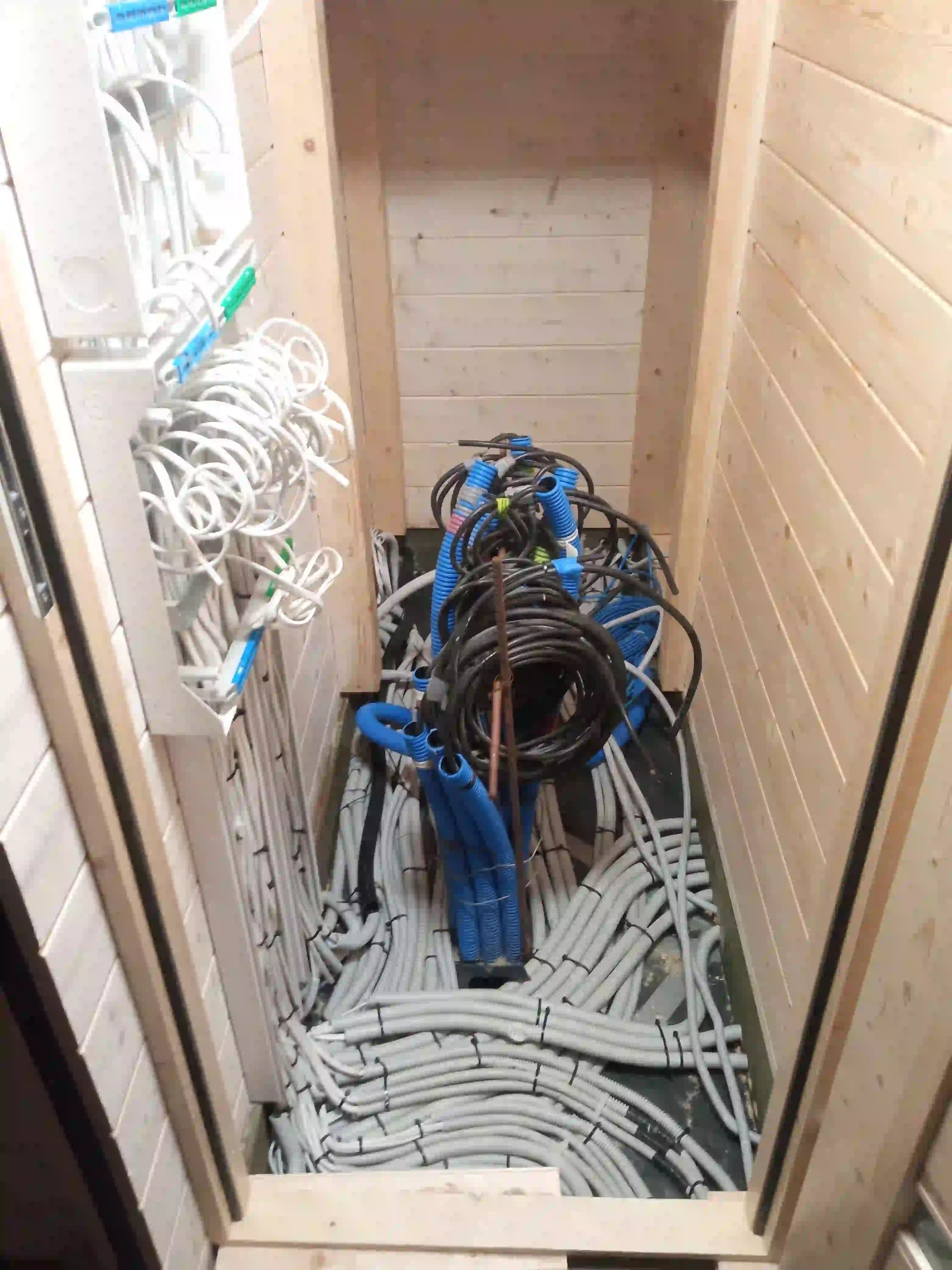 Летний дом в Боброве с упорядоченной кабельной системой и аккуратно собранной щитовой