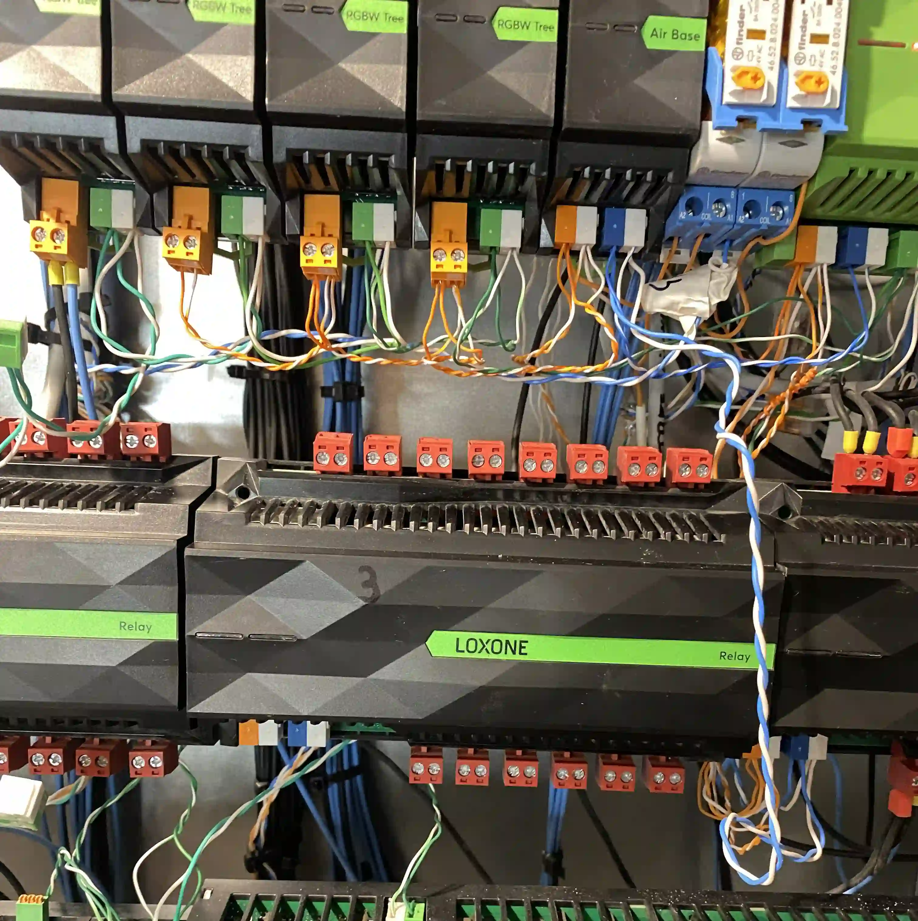 Technicznie uporządkowany system Loxone w domu