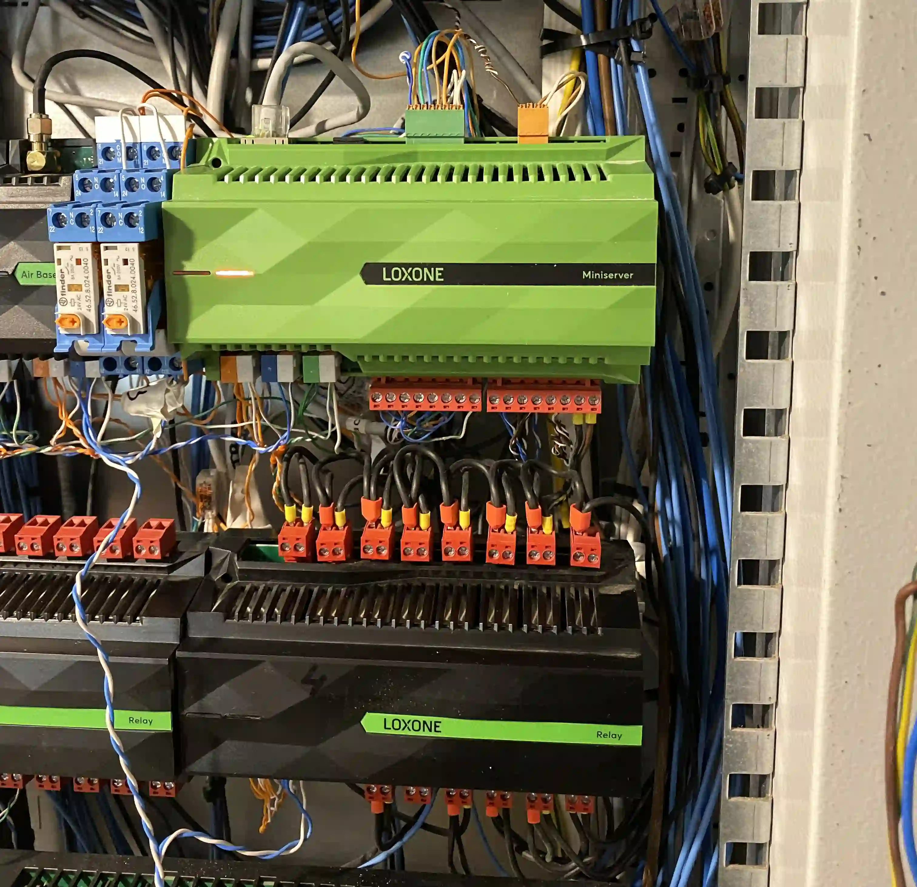 Technicznie uporządkowany system Loxone w domu